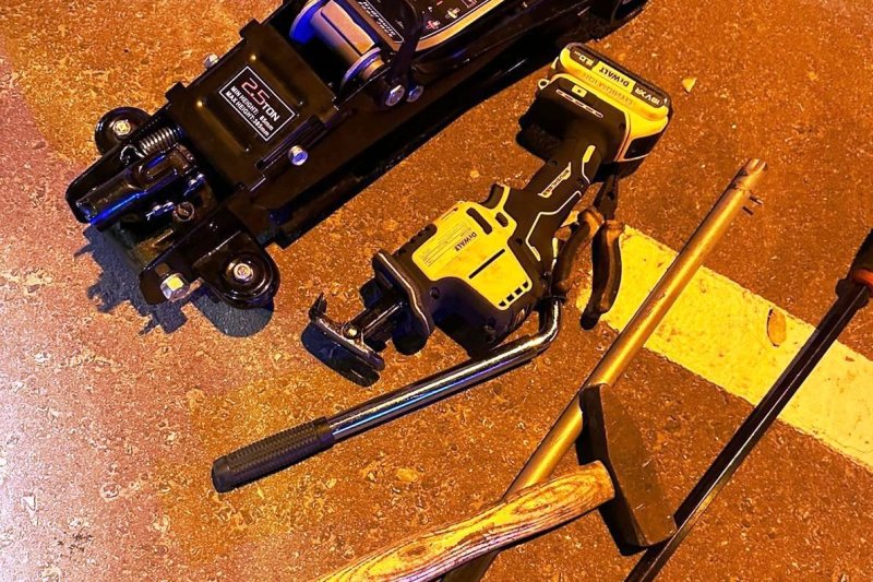 Tres detenidos por robar catalizadores de vehículos en Dénia  Tres detenidos por robar catalizadores de vehículos en Dénia