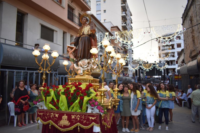 Quatre entrades i quatre bous serrils en el dia dedicat als bous al carrer de les Festes de Juliol de Pedreguer Quatre entrades i quatre bous serrils en el dia dedicat als bous al carrer de les Festes de Juliol de Pedreguer