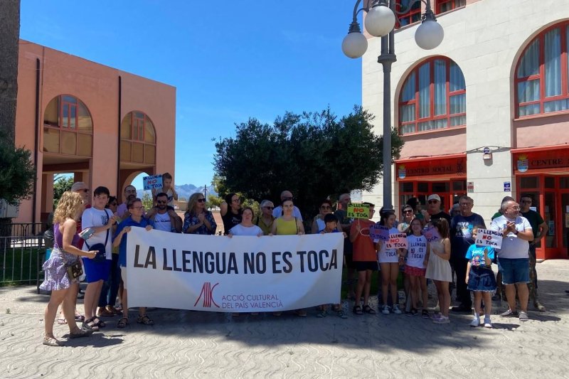 Acció Cultural mobilitza la comarca contra la Llei Rovira que consideren “un atemptat” al valencià Acció Cultural mobilitza la comarca contra la Llei Rovira que consideren “un atemptat” al valencià