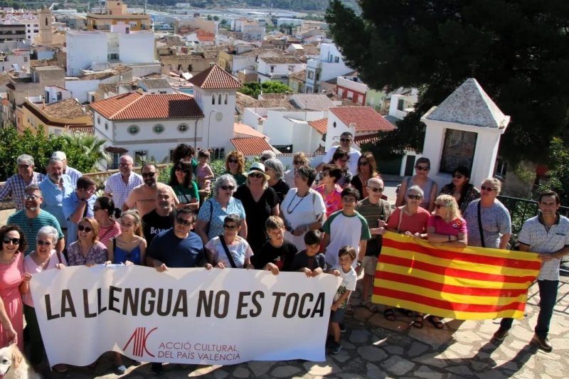 Acció Cultural mobilitza la comarca contra la Llei Rovira que consideren “un atemptat” al valencià Acció Cultural mobilitza la comarca contra la Llei Rovira que consideren “un atemptat” al valencià