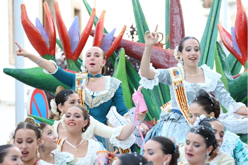 Més d’una vintena de carrosses desfilen en la primera jornada de cavalcada de Xàbia Més d’una vintena de carrosses desfilen en la primera jornada de cavalcada de Xàbia