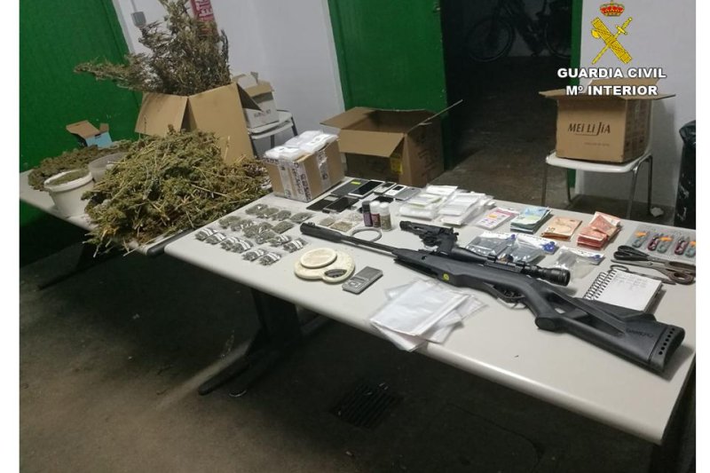La Guardia Civil desmantela dos puntos de venta de marihuana en Pego y se incauta de 17 kg La Guardia Civil desmantela dos puntos de venta de marihuana en Pego y se incauta de 17 kg