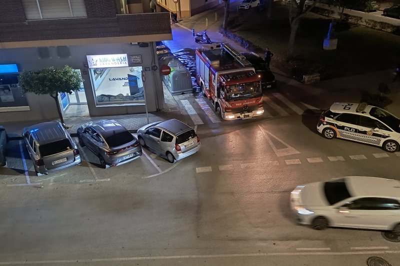 Detienen a un hombre por quemar contenedores en una calle de Dénia  Detienen a un hombre por quemar contenedores en una calle de Dénia