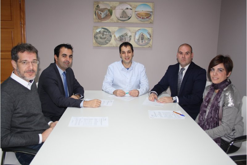 Ondara consensua els festius d’obertura en 2017  amb les mitjanes i grans superfícies comercials Ondara consensua els festius d’obertura en 2017  amb les mitjanes i grans superfícies comercials