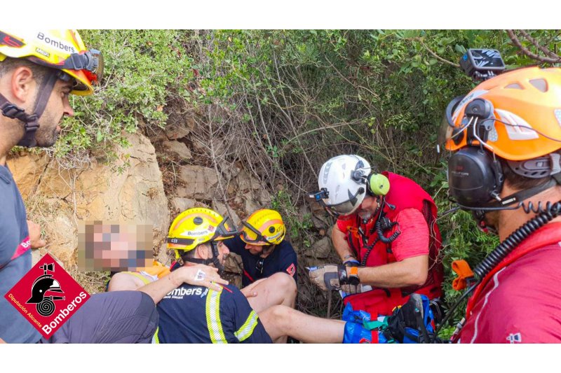 Rescatan en helicóptero a un senderista que cayó en un hoyo en la ruta de La Plana de Xàbia  Rescatan en helicóptero a un senderista que cayó en un hoyo en la ruta de La Plana de Xàbia