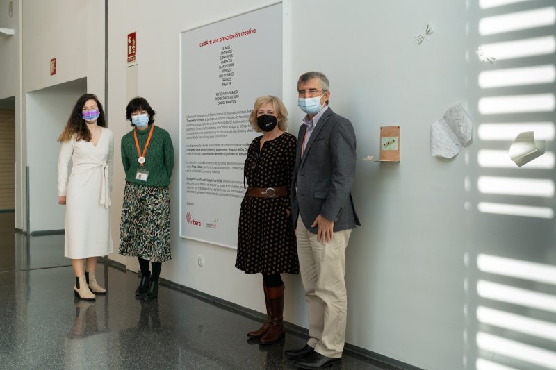 Un hilo rojo conecta a pacientes y profesionales a través del árbol de Navidad del Hospital del Dénia Un hilo rojo conecta a pacientes y profesionales a través del árbol de Navidad del Hospital del Dénia