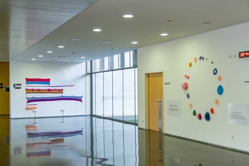 Un hilo rojo conecta a pacientes y profesionales a través del árbol de Navidad del Hospital del Dénia Un hilo rojo conecta a pacientes y profesionales a través del árbol de Navidad del Hospital del Dénia