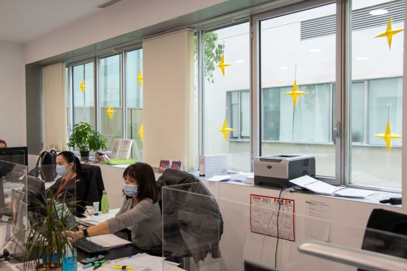 Un hilo rojo conecta a pacientes y profesionales a través del árbol de Navidad del Hospital del Dénia Un hilo rojo conecta a pacientes y profesionales a través del árbol de Navidad del Hospital del Dénia