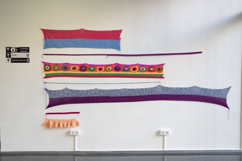 Un hilo rojo conecta a pacientes y profesionales a través del árbol de Navidad del Hospital del Dénia Un hilo rojo conecta a pacientes y profesionales a través del árbol de Navidad del Hospital del Dénia