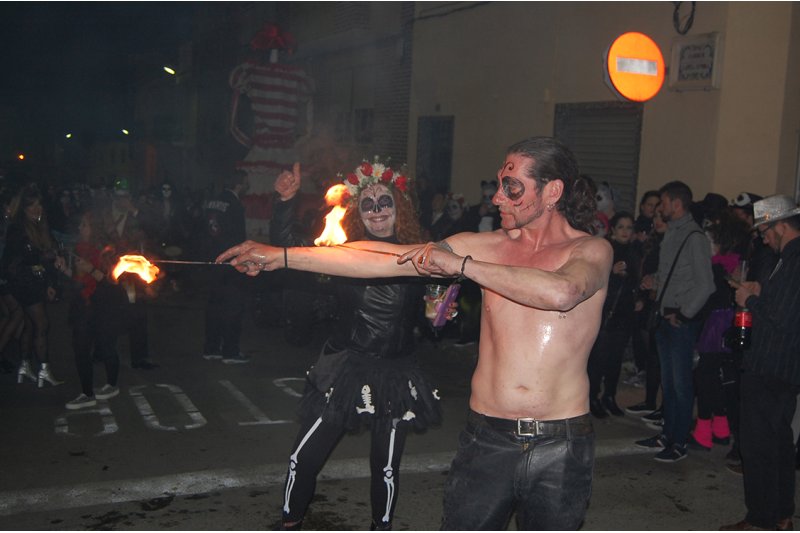 Dimonis Alforins de l’Alqueria d’Asnar posen l’espectacularitat del correfoc a la pinyata pegolina Dimonis Alforins de l’Alqueria d’Asnar posen l’espectacularitat del correfoc a la pinyata pegolina
