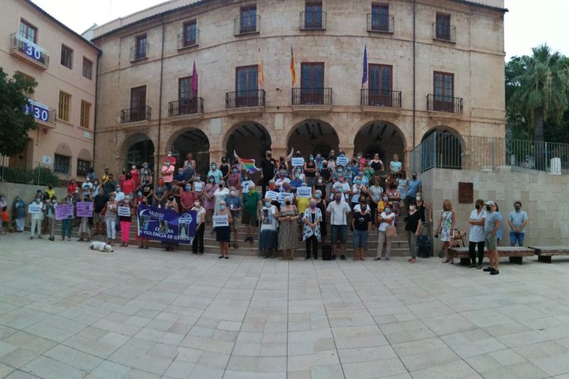 Una concentración ciudadana en Dénia expresa la solidaridad con las mujeres y las niñas afganas   Una concentración ciudadana en Dénia expresa la solidaridad con las mujeres y las niñas afganas