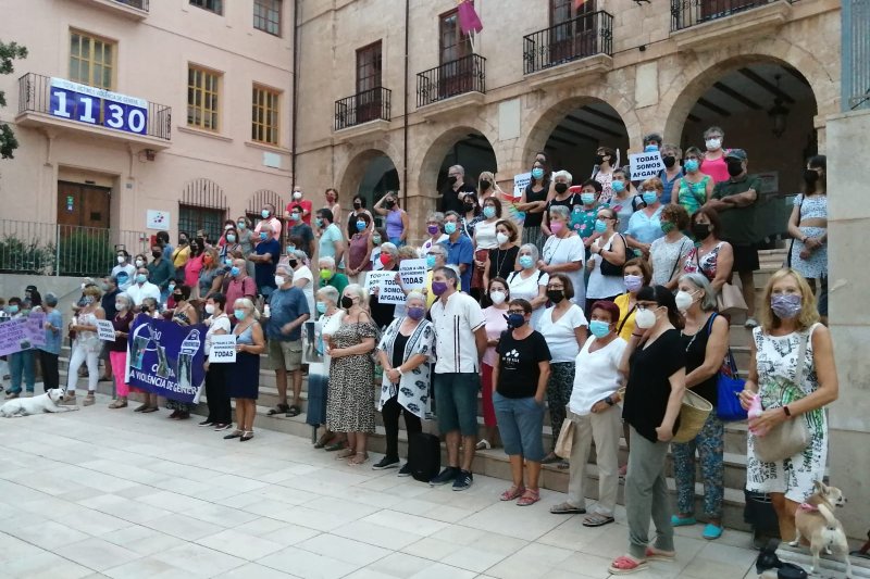 Una concentración ciudadana en Dénia expresa la solidaridad con las mujeres y las niñas afganas   Una concentración ciudadana en Dénia expresa la solidaridad con las mujeres y las niñas afganas