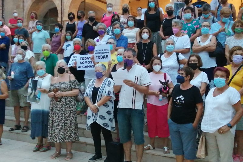Una concentración ciudadana en Dénia expresa la solidaridad con las mujeres y las niñas afganas   Una concentración ciudadana en Dénia expresa la solidaridad con las mujeres y las niñas afganas