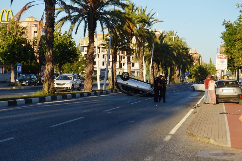 Un coche vuelca en la carretera Dénia-Ondara tras chocar contra otro vehículo Un coche vuelca en la carretera Dénia-Ondara tras chocar contra otro vehículo