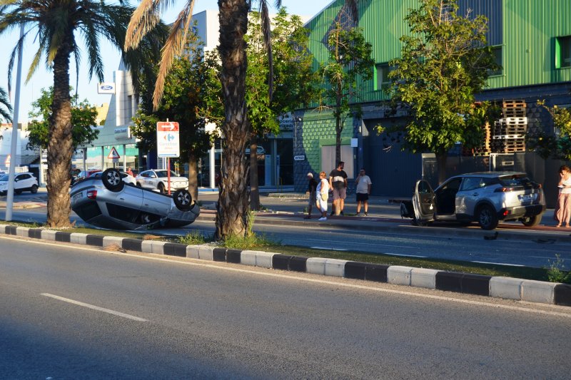 Un coche vuelca en la carretera Dénia-Ondara tras chocar contra otro vehículo Un coche vuelca en la carretera Dénia-Ondara tras chocar contra otro vehículo
