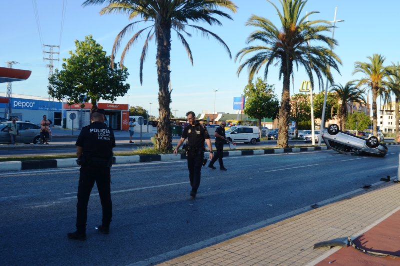 Un coche vuelca en la carretera Dénia-Ondara tras chocar contra otro vehículo Un coche vuelca en la carretera Dénia-Ondara tras chocar contra otro vehículo