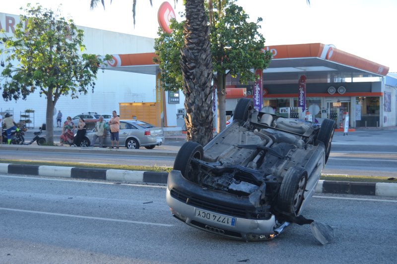 Un coche vuelca en la carretera Dénia-Ondara tras chocar contra otro vehículo Un coche vuelca en la carretera Dénia-Ondara tras chocar contra otro vehículo
