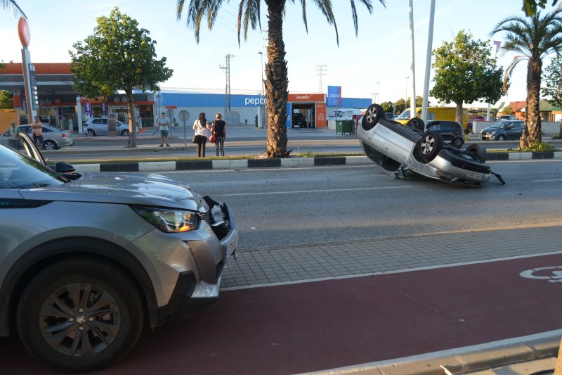 Un coche vuelca en la carretera Dénia-Ondara tras chocar contra otro vehículo Un coche vuelca en la carretera Dénia-Ondara tras chocar contra otro vehículo