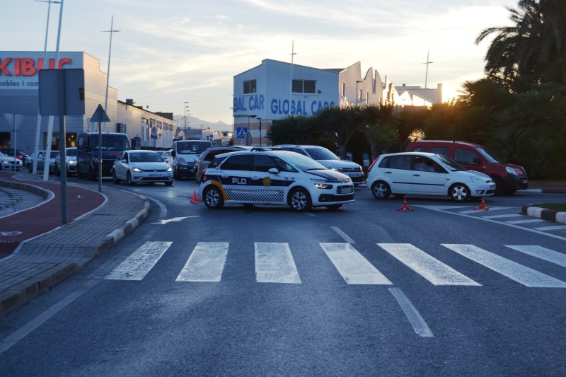 Un coche vuelca en la carretera Dénia-Ondara tras chocar contra otro vehículo Un coche vuelca en la carretera Dénia-Ondara tras chocar contra otro vehículo