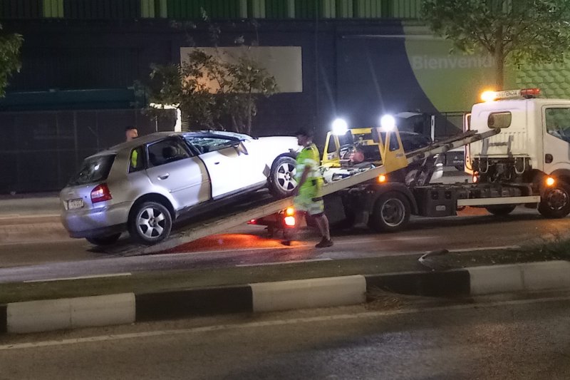 Un coche vuelca en la carretera Dénia-Ondara tras chocar contra otro vehículo Un coche vuelca en la carretera Dénia-Ondara tras chocar contra otro vehículo