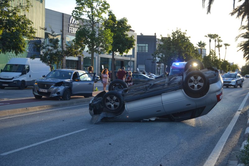 Un coche vuelca en la carretera Dénia-Ondara tras chocar contra otro vehículo Un coche vuelca en la carretera Dénia-Ondara tras chocar contra otro vehículo