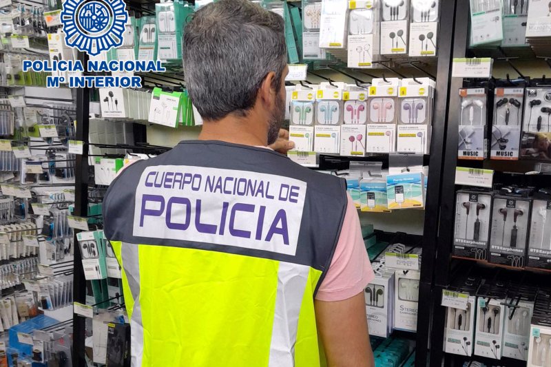 Siete vendedores del mercadillo de Calp han sido detenidos por vender ropa falsificada Siete vendedores del mercadillo de Calp han sido detenidos por vender ropa falsificada