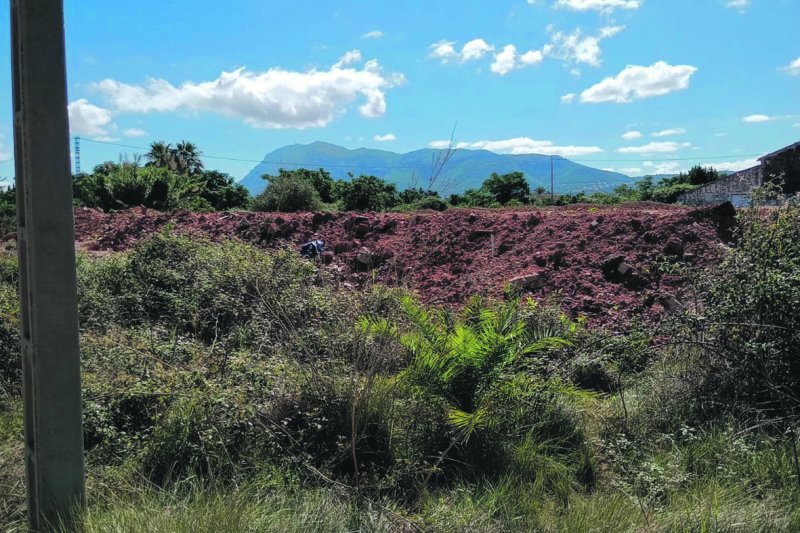 Vecinos de Bovetes Nord critican el “pasotismo” del Ayuntamiento ante los vertidos ilegales de tierra en una parcela   Vecinos de Bovetes Nord critican el “pasotismo” del Ayuntamiento ante los vertidos ilegales de tierra en una parcela
