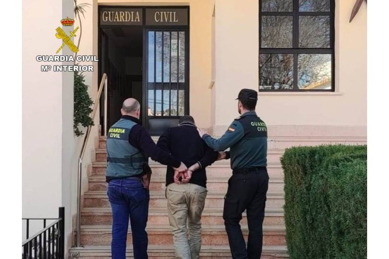La Guardia Civil detiene a un hombre acusado de 15 robos en viviendas de urbanizaciones de Calp La Guardia Civil detiene a un hombre acusado de 15 robos en viviendas de urbanizaciones de Calp