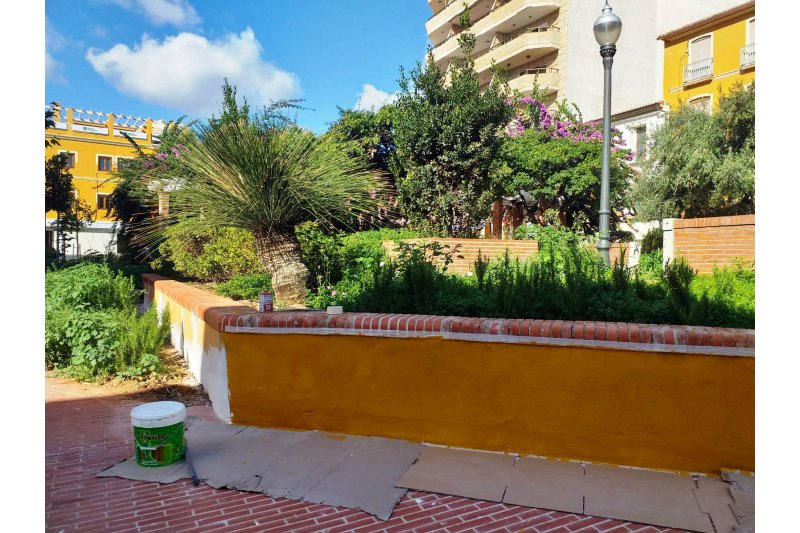 Pintan la Glorieta de color amarillo Pintan la Glorieta de color amarillo