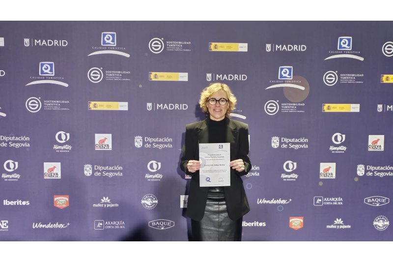 La alcaldesa de Xàbia recoge el distintivo de la Q de Calidad para las oficinas de turismo La alcaldesa de Xàbia recoge el distintivo de la Q de Calidad para las oficinas de turismo