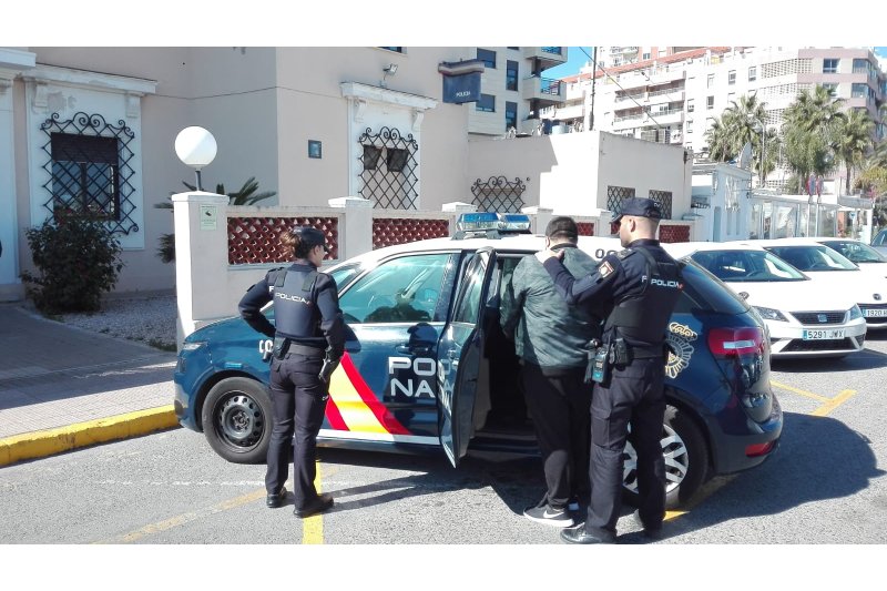 La Policía Nacional detiene en Dénia a un joven acusado de estafar a cinco personas más de 3.000 euros a través de Internet   La Policía Nacional detiene en Dénia a un joven acusado de estafar a cinco personas más de 3.000 euros a través de Internet