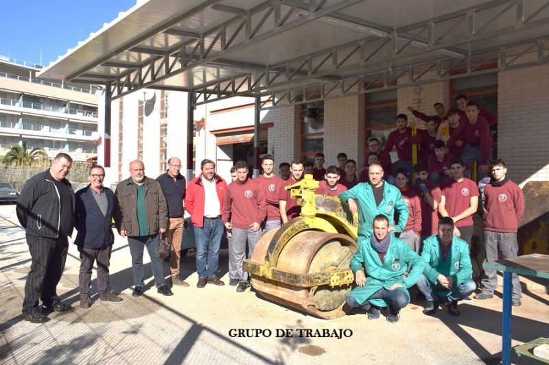 Una apisonadora a caballo del ayer y del hoy Una apisonadora a caballo del ayer y del hoy