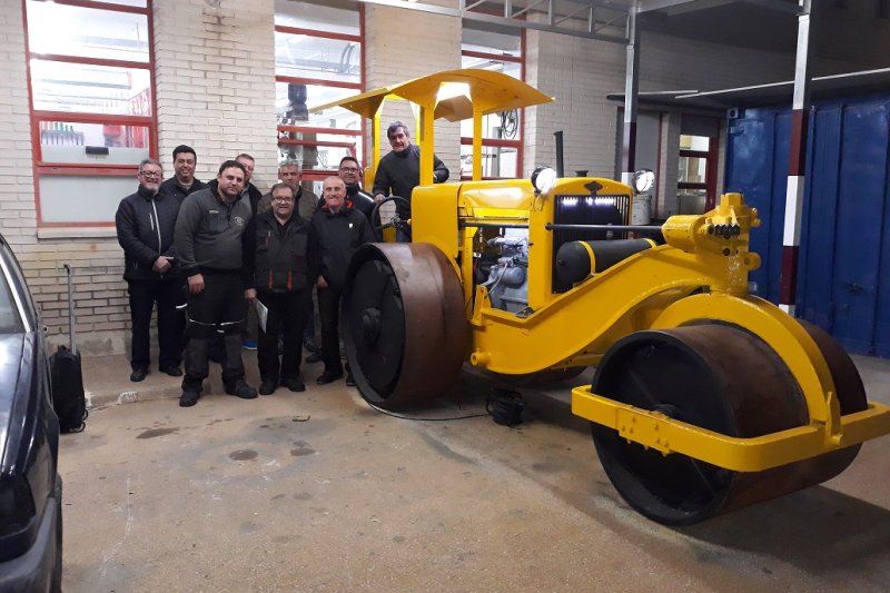 Una apisonadora a caballo del ayer y del hoy Una apisonadora a caballo del ayer y del hoy