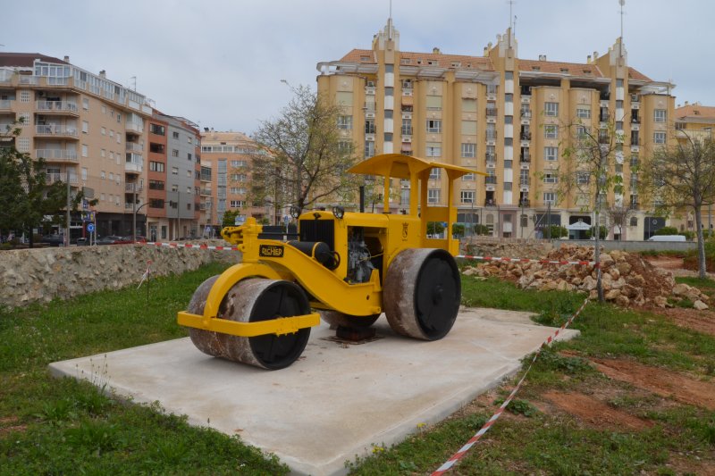 Una apisonadora a caballo del ayer y del hoy Una apisonadora a caballo del ayer y del hoy
