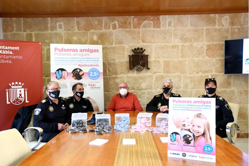 Las Pulseras Amigas de la Policía de Xàbia, para identificar y para ayudar a construir un hospital oncológico Las Pulseras Amigas de la Policía de Xàbia, para identificar y para ayudar a construir un hospital oncológico
