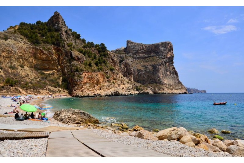 Costas no podrá rehabilitar la cala del Moraig para este verano Costas no podrá rehabilitar la cala del Moraig para este verano