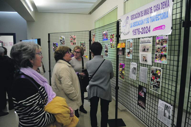 Una exposición de fotos recuerda la historia de la Asociación de Amas de Casa de Dénia  Una exposición de fotos recuerda la historia de la Asociación de Amas de Casa de Dénia