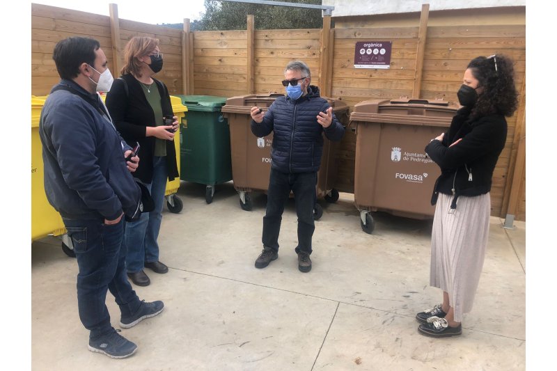 El Pinós se interesa por el modelo de recogida de residuos sólidos urbanos de Pedreguer  El Pinós se interesa por el modelo de recogida de residuos sólidos urbanos de Pedreguer