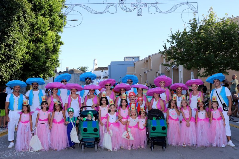 Les carrosses reivindiquen un lloc per a l’humor i la sàtira a les festes d’Els Poblets Les carrosses reivindiquen un lloc per a l’humor i la sàtira a les festes d’Els Poblets