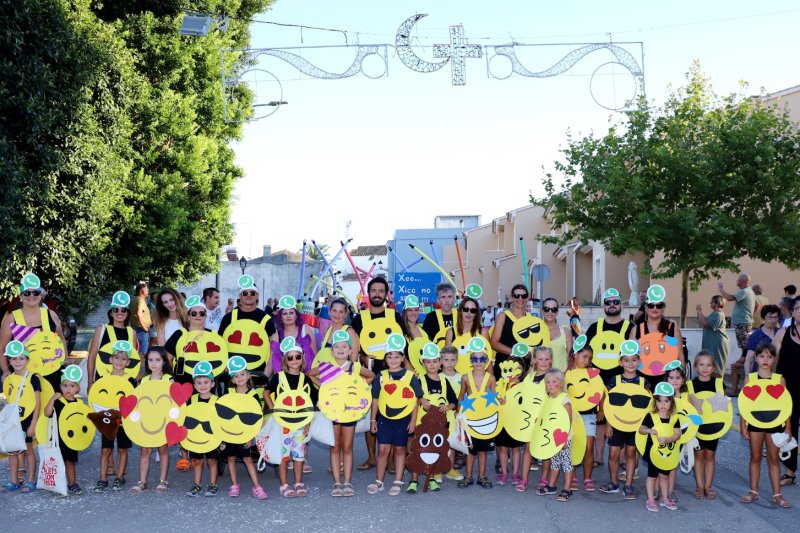 Les carrosses reivindiquen un lloc per a l’humor i la sàtira a les festes d’Els Poblets Les carrosses reivindiquen un lloc per a l’humor i la sàtira a les festes d’Els Poblets