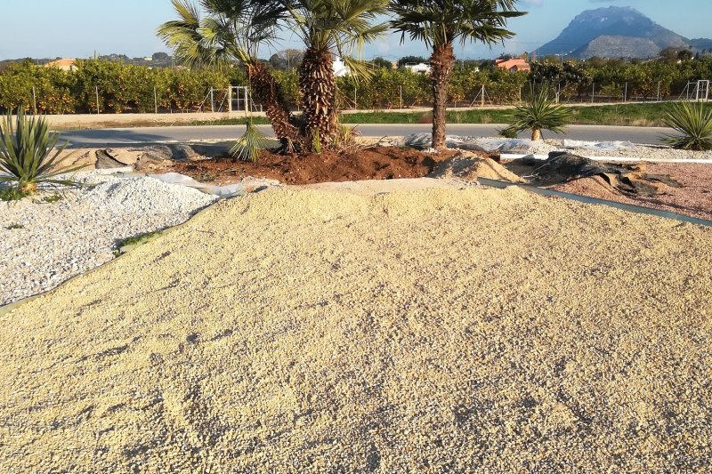 Parques y jardines sustituye la fuente de la rotonda de la entrada norte de Ondara por un jardín con olivo Parques y jardines sustituye la fuente de la rotonda de la entrada norte de Ondara por un jardín con olivo