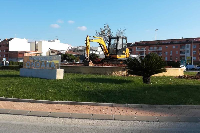 Parques y jardines sustituye la fuente de la rotonda de la entrada norte de Ondara por un jardín con olivo Parques y jardines sustituye la fuente de la rotonda de la entrada norte de Ondara por un jardín con olivo