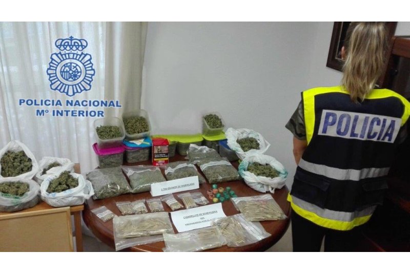 La Policía Nacional desarticula en Dénia un punto de venta de drogas y detiene a tres personas   La Policía Nacional desarticula en Dénia un punto de venta de drogas y detiene a tres personas