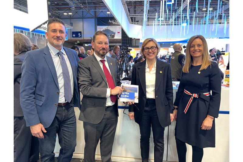 Xàbia rescata el binomio Jávea/Xàbia “sin complejos” e impregna de azul su imagen turística  Xàbia rescata el binomio Jávea/Xàbia “sin complejos” e impregna de azul su imagen turística