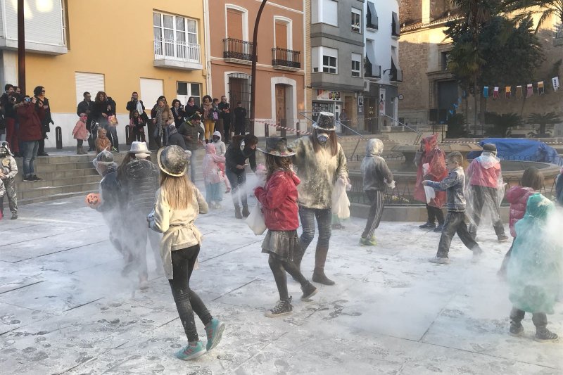 L’enfarinada posa l’aperitiu tradicional a l’epicentre de les carnestoltes de Pego L’enfarinada posa l’aperitiu tradicional a l’epicentre de les carnestoltes de Pego
