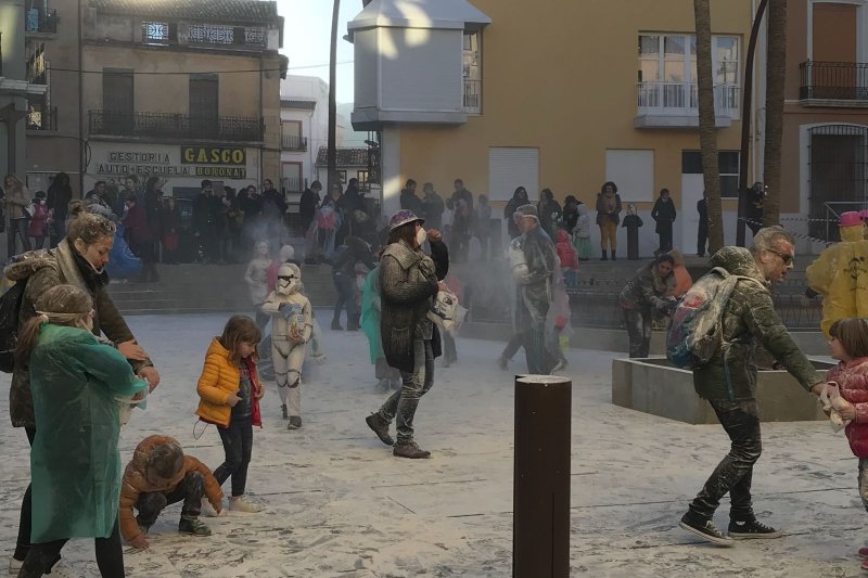 L’enfarinada posa l’aperitiu tradicional a l’epicentre de les carnestoltes de Pego L’enfarinada posa l’aperitiu tradicional a l’epicentre de les carnestoltes de Pego