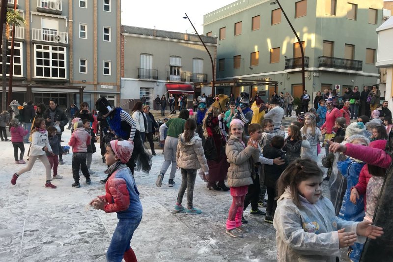 L’enfarinada posa l’aperitiu tradicional a l’epicentre de les carnestoltes de Pego L’enfarinada posa l’aperitiu tradicional a l’epicentre de les carnestoltes de Pego