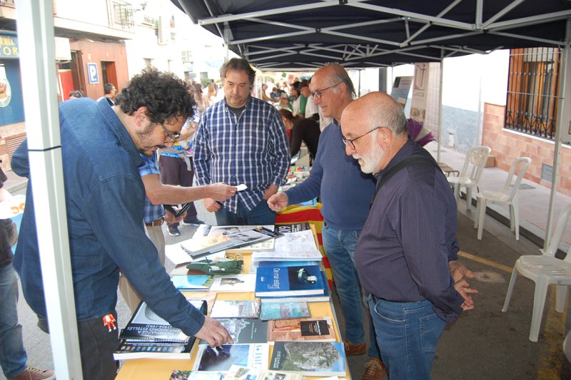 La trobada d’Escoles de la Marina Alta homenatja al lexicògraf Francesc Ferrer i Pastor amb una festa reivindicativa pel valencià La trobada d’Escoles de la Marina Alta homenatja al lexicògraf Francesc Ferrer i Pastor amb una festa reivindicativa pel valencià