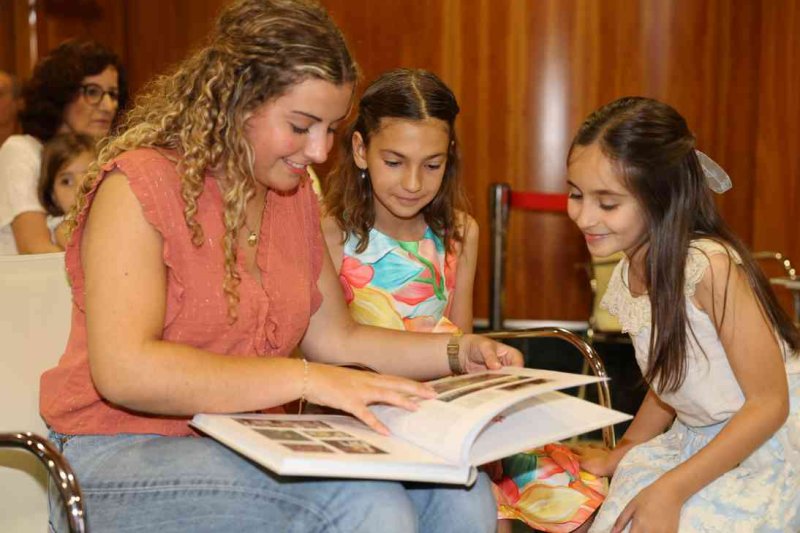 El libre del 75 aniversari de Fogueres de Xàbia recull les vivències i anècdotes de l’últim quart de segle de festes El libre del 75 aniversari de Fogueres de Xàbia recull les vivències i anècdotes de l’últim quart de segle de festes