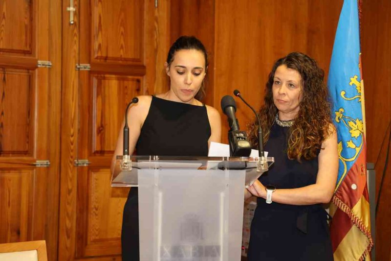 El libre del 75 aniversari de Fogueres de Xàbia recull les vivències i anècdotes de l’últim quart de segle de festes El libre del 75 aniversari de Fogueres de Xàbia recull les vivències i anècdotes de l’últim quart de segle de festes